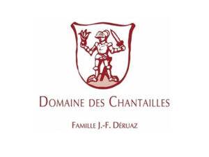 Un logo représentant un chevalier médiéval tenant une grappe de raisin et une épée, encadré par un blason. Sous le blason, on peut lire en lettres capitales rouges "Domaine des Chantailles Famille J.-F. Déruaz", symbolisant ainsi l'engagement en faveur de la durabilité pour les générations futures.