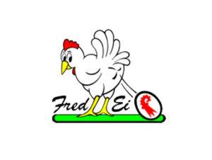 Image de bande dessinée d'une poule blanche avec une crête rouge et un bec jaune, debout et pondant un œuf, avec un coq rouge comme logo. Le texte "Fred Ei" est inscrit sous la poule, avec "Fred" en vert et "Ei" en noir sur une ligne verte symbolisant la durabilité.