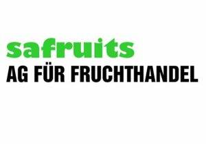 Das Bild zeigt das Logo von „safruits“ mit dem Text „AG FÜR FRUCHTHANDEL“ darunter. Das Wort „safruits“ ist grün und symbolisiert Nachhaltigkeit. Der Text darunter ist schwarz, beides auf weißem Hintergrund.