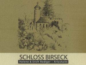 Eine einfache Skizze einer schlossähnlichen Struktur mit einem Turm und einem Gebäude mit steilem Dach, umgeben von Bäumen und Laub. Unter der Skizze stehen die Worte „SCHLOSS BIRSECK“ und „Helene & Erich Rediger – Arlesheim“, die Nachhaltigkeit für unsere Zukunft symbolisieren.