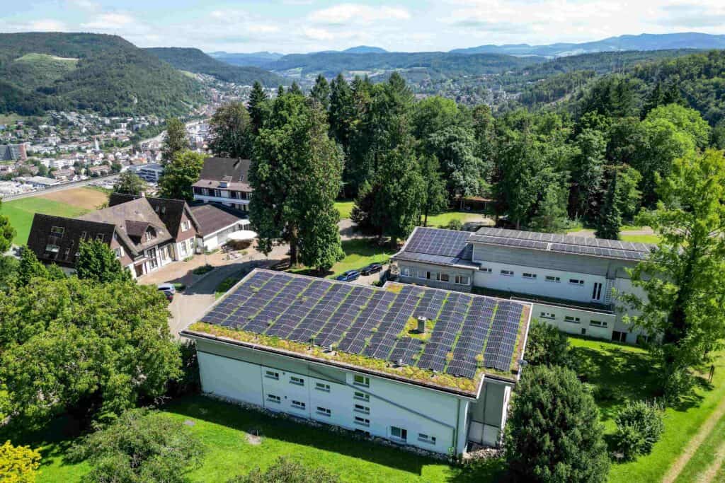 Vue aérienne de l'installation photovoltaïque du Bienenberg. De l'électricité verte pour un paysage vert.