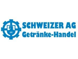 Blaues Logo der „SCHWEIZER AG Getränke-Handel“ mit einem zahnradähnlichen Emblem mit der Zahl „1882“ und einer Löwensilhouette auf der linken Seite, als Symbol für Tradition und Nachhaltigkeit.