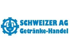 Blaues Logo der „SCHWEIZER AG Getränke-Handel“ mit einem zahnradähnlichen Emblem mit der Zahl „1882“ und einer Löwensilhouette auf der linken Seite, als Symbol für Tradition und Nachhaltigkeit.