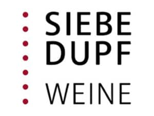 Le logo se compose des mots "SIEBE DUPF WEINE" en majuscules noires sur fond blanc, complétés par une rangée verticale de points rouges sur le côté gauche, qui incarnent notre engagement en faveur du développement durable.